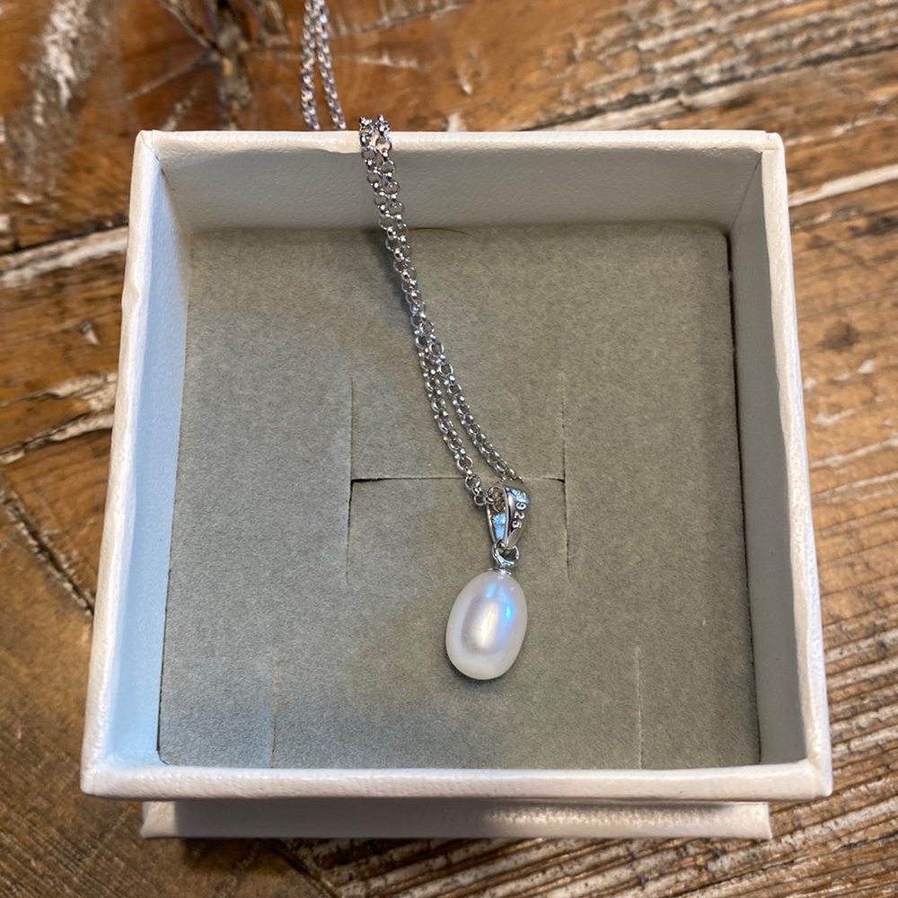 Pearl drop necklace